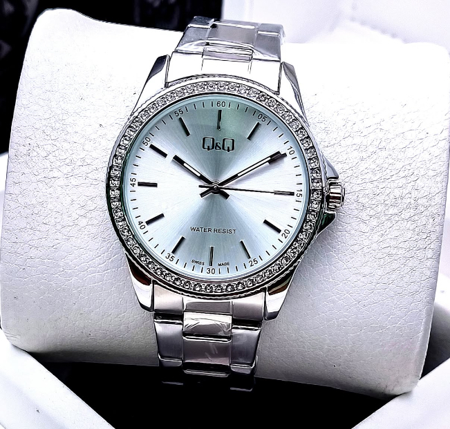 QyQ Mujer Plateado Fondo Blanco