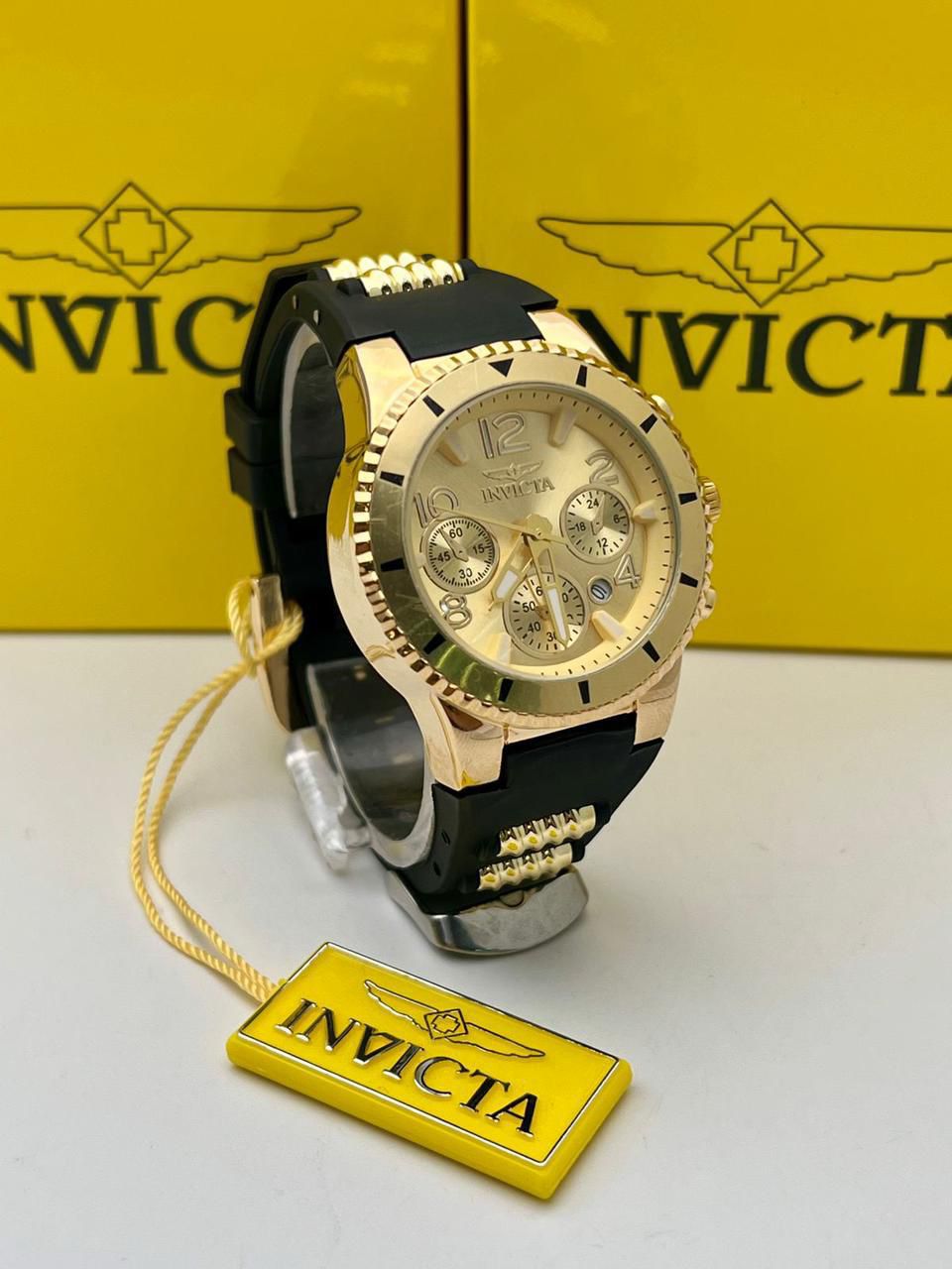 Invicta Silicona Negro Fondo Dorado
