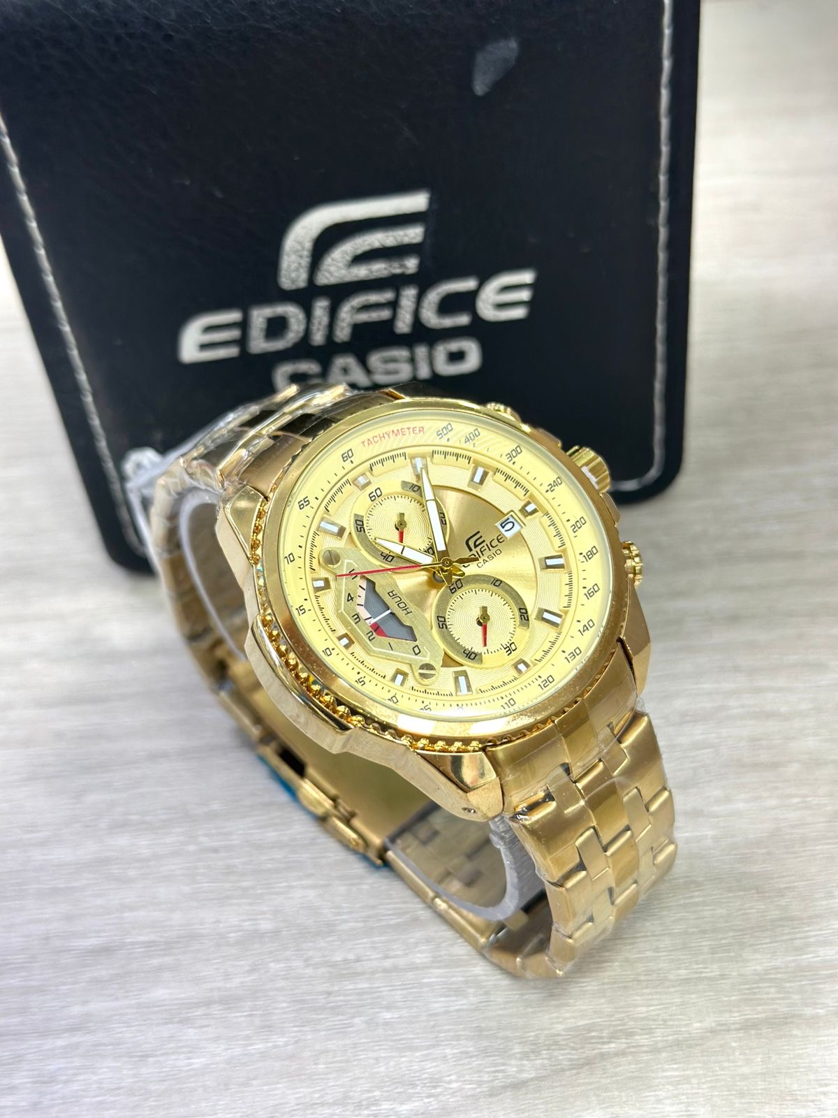 Casio Edifice dorado fondo dorado