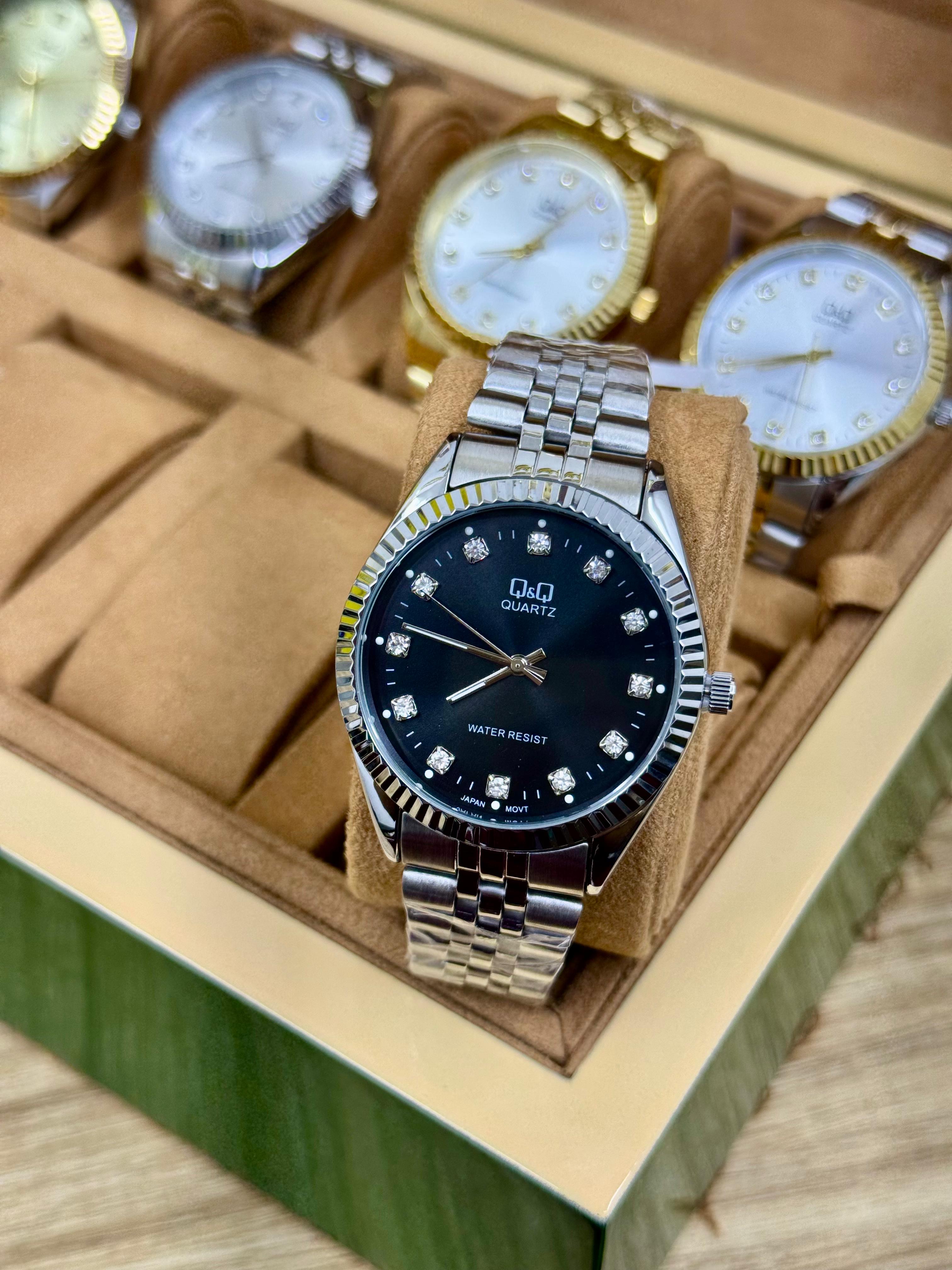 Q&Q Mujer Plateado Fondo Negro